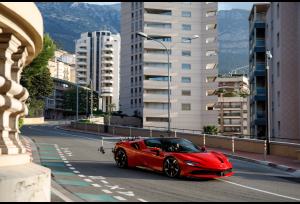A Montecarlo si vive lemozione con la Ferrari SF90 Stradale guidata da Leclerc