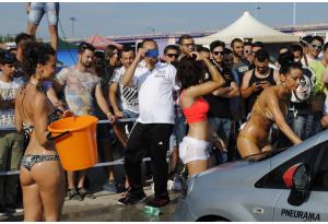 Sexy car wash rinfresca Donne & Motori Show