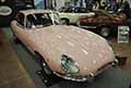 Jaguar e-Type 4.2 auto storica di colore rosa chiaro in esposizione ad Auto e Moto dEpoca 2023 presso Bologna Fiere