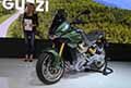 Moto Guzzi V100 Mandello e giornalista che modera lanteprima allEicma presso Milnao Rho Fiere