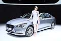 Hyundai Genesis anteriore berlina e hostess al Salone di Ginevra 2014