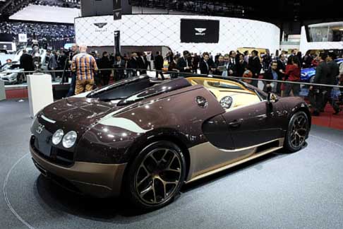 Bentley - La motorizzazione e la meccanica della Bugatti Veyron Grand Sport Vitesse Rembrandt restano invariate.