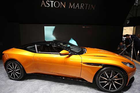Aston Martin - Esteticamente ricalca limpronta di stile tipica e riconoscibile di altri modelli della gamma. 