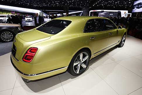 Bentley - A bordo della luxury car Bentley Mulsanne latmosfera  improntata al lusso e allesclusivit grazie allimpiego di materiali pregiati come radica, cuoio e metallo. Le unit disponibili includono il V8 da 512 CV, mentre la versione Speed adotta il V8 bitu