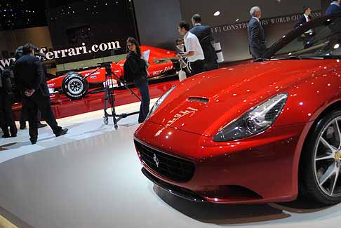 Ferrari - Ferrari California HELE dettaglio anteriore e monoposto di F1 sullo sfondo