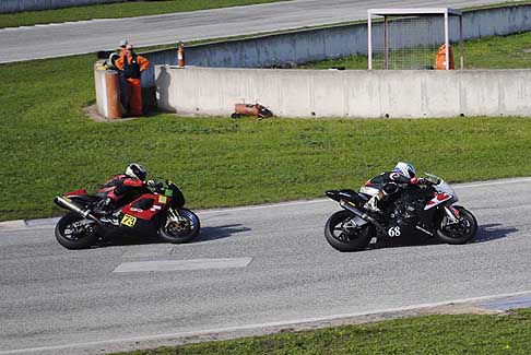 Trofeo Inverno - Aquino Andrea su bmw insegue Schingrano Leonardo su moto Aprilia al Trofeo Inverno 2015 in pista presso lAutodromo del Levante 2015