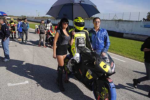 Trofeo Inverno - Introna Antonio moto Honda e ragazza ombrellino, schierato griglia di partenza al Trofeo Inverno 2015 presso lAutodromo del Levante