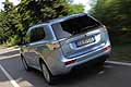 SUV Mitsubishi Outlander PHEV retrotreno vettura su strada