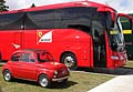 Pulman della scuderia Ferrari e auto storica fiat 500 al Goodwood Festival of Speed