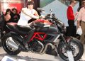 Moto Ducati Diavel e modella alEicma di Milano