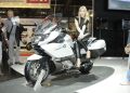 belezza femminile e moto BMW K1600 GT