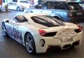 Ferrari 458 Italia con i volti dei calciatori del Barcellona Massi e Yavi