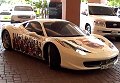 Una travagante supercar Ferrari 458 Italia che tifa Barcellona a Dubai