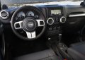 Per il massimo livello di comfort a bordo, la speciale Jeep Wrangler Arctic prevede climatizzatore automatico, volante in pelle con comandi integrati, computer di bordo EVIC, cruise control.