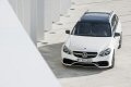 La E 63 AMG  equipaggiata di serie con cerchi in lega AMG a 10 razze grigio titanio torniti con finitura a specchio. Seguendo la tradizione AMG, la vettura offre un impianto frenante AMG ad alte prestazioni. 