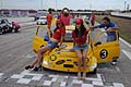 Ragazze che affiancano la Fiat 500 racing del vincitore Licciulli al Challenge del Levante di Binetto