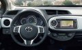 Toyota Yaris Hybrid interni vettura e volante. Le prime consegne sono previste a settembre 2012 con un prezzo dingresso pari a euro 17.500