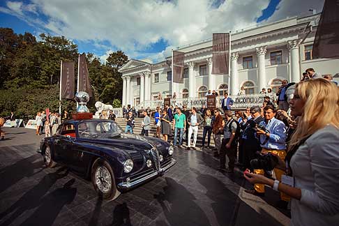 Concorso di eleganza - Alfa Romeo 6C 2500 SS coup Touring Superleggera con trofeo realizzato da Stefano Ricci