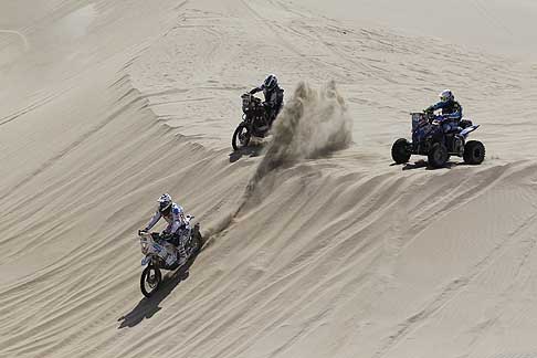 Dakar 2013 - Dakar 2013 il biker Thomas Bourgin in gara sulla prima moto che guida il terzetto moto- quad sul tracciato Pisco - Pisco per la II tappa