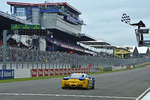 24 Ore di Le Mans - Ferrari Challenge a Le Mans vince la Ferrari Sergey Chukanov, mentre taglia il traguardo