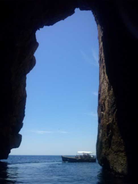 Santa Maria di Leuca - Vista interna della grotte a S.Maria di Leuca con barca turistica