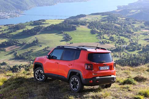 Jeep Renegade - Jeep Renegade Trailhawk versione 4X4, con cambio a 9 rapporti