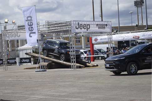 Jeep - Suv Jeep Renegade ostacolo la Bilancia con alcune manovre si deve cercare di mantenere la vettura in equilibrio sia durante la salita su tronchi di legno sia dopo in discesa