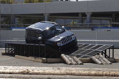 Jeep - Suv Jeep Renegade sul blocco differenziale centrale alla Fiera del Levante di Bari su percorsi ad ostacoli