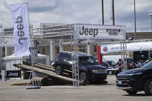 Jeep - Jeep Renegade quarto ostacolo la Bilancia con vettura in discesa