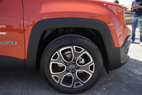 Jeep - Jeep Renegade ruota anteriore alla Fiera del Levante di Bari