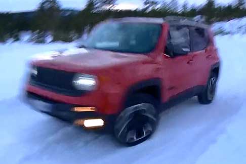 Test Drive ice - Test drive della Jeep Renegade lungo i sentieri impervi di un bosco innevato