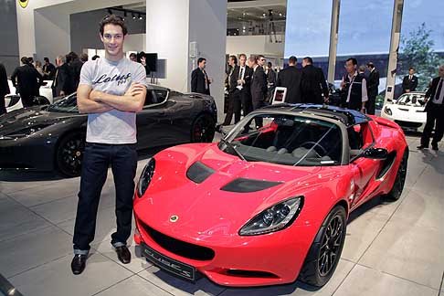 Lotus - Pilota di Formula 1 Bruno Senna e Lotus Elise S esposta allIAA 2011 di Francoforte