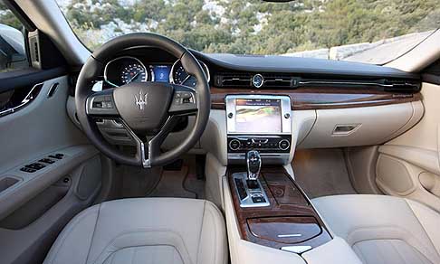 Maserati - Maserati Quattroporte 2013 interni plancia centrale. Lussuosi interni Maserati Quattroporte