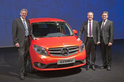 Mercedes - In alternativa alle porte posteriori di serie, Mercedes-Benz offre il Citan con un portellone dall'ampia apertura.