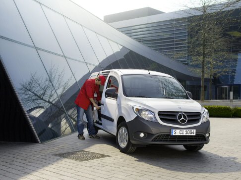 Mercedes - Di serie troviamo anche il sistema di assistenza in fase di spunto, cinture di sicurezza regolabili in altezza, pretensionatori e limitatori della forza di ritenuta lato guida e passeggero anteriore.