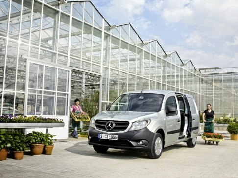 Mercedes - Cambi a cinque e sei marce con una leva a joystick sulla consolle centrale provvedono alla trasmissione della potenza alle ruote anteriori. Sospensioni, ammortizzatori e barre stabilizzatrici sono armonizzati alla perfezione.