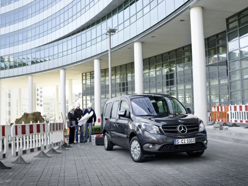 Mercedes - Ulteriore elemento di distinzione  rappresentato dalla redditivit, che consente lunghi intervalli di manutenzione che possono arrivare fino a 40.000 km o a due anni, ma anche dei bassi consumi.