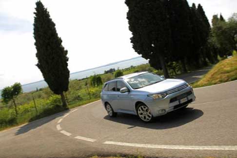 Mitsubishi Motors - SUV Mitsubishi Outlander PHEV auto ibrida con motore elettrico e termico in grado di percorrere gli 800 km senza sosta