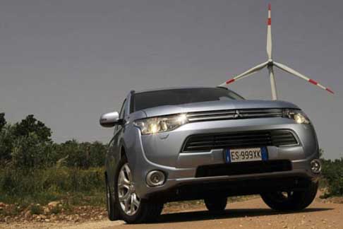 Mitsubishi Motors - SUV Mitsubishi Outlander PHEV veicolo elettrico ibrido plug-in a trazione integrale permanente con due motori che si ricarica da solo o con presa elettrica