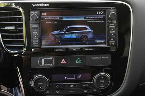 Mitsubishi Motors - Mitsubishi Outlander PHEV cruscotto centrale con display