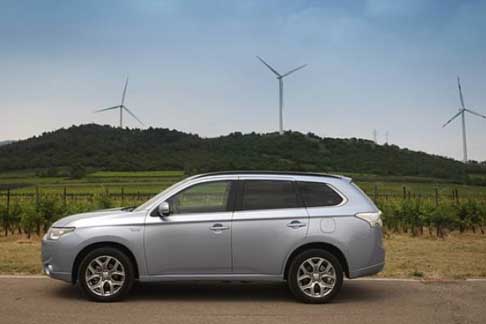 Mitsubishi Motors - Mitsubishi Outlander PHEV SUV ibrido silenzioso ed economico, con un᾽autonomia ad alimentazione elettrica di oltre 50 km