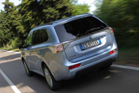 Mitsubishi Motors - SUV Mitsubishi Outlander PHEV retrotreno vettura su strada