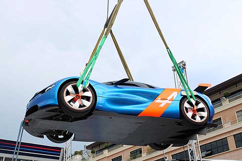 Renault - Renault Alpine A110-50 concept a montecarlo gp trasporto sul circuito con pianale coperto