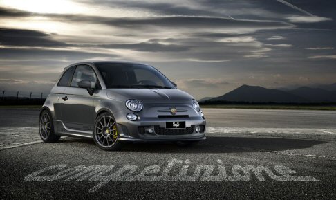 Abarth - La nuova Abarth 595, nella versione turismo, risulta dedicata a chi, sensibile alle tendenze, ama un tipo di sportivit senza eccesso, mentre la variante competizione  rivolta ai veri amanti dell'elaborazione, che non rinunciano mai alla sportivit.