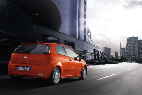 Fiat - Fiat Punto 2013 si ripresenta con una spiccata personalit , le cui linee dinamiche appaiono esaltate dalle dodici tinte disponibili per la carrozzeria, tra le quali si fa notare linedito Arancio Sicilia.