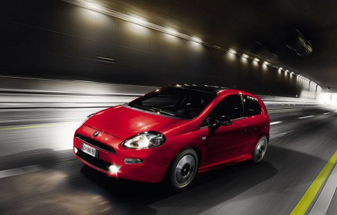 Fiat - Destinato ad un cliente dinamico, il pack Sport Look  disponibile sullallestimento Easy e prevede la disponibilit di cerchi in lega da 16 pollici diamantati e nero lucido, assetto sportivo, fendinebbia con funzione cornering, vetri privacy.