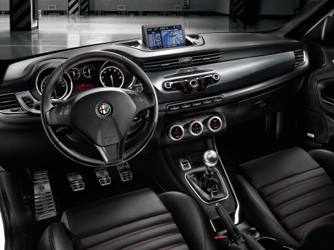 Alfa Romeo - Lallestimento Sportiva, invece,  abbinata ai motori benzina e diesel, sia con cambio manuale che automatico. 