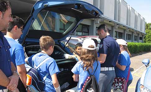 Gli Eco viaggi di GulliCAR - Atrezzatura della polizia stradale all' interno del bagagliaio dell' auto della polizia