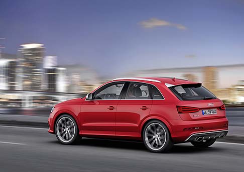 Audi - La Audi RS Q3 monta di serie cerchi in lega leggera da 19 pollici, disponibili anche nella misura da 20 pollici.