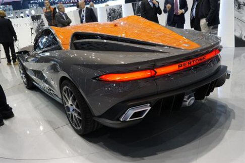 Bertone - Supercar estrema, Nuccio Concept riproduce lo studio di una berlinetta equipaggiata con motore posteriore centrale, rappresentato dal motore 8 cilindri a V da 4,3 litri e ben 480 CV di potenza. 